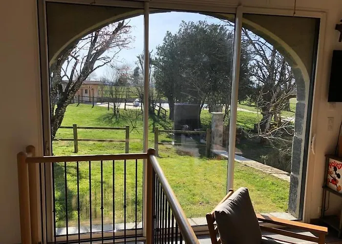 With Swimming Pool Le Moulinas 펜션